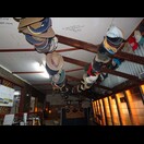 Im Restaurant hängt eine Sammlung von Kopfbedeckungen der Gäste